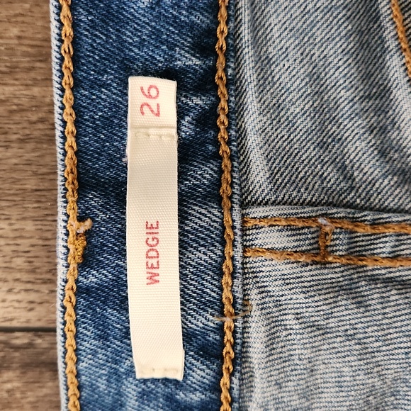 Levi's Wedgie Straight Leg Medium Wash Distressed Jeans Raw Hem Size 26 - Picture 3 of 10